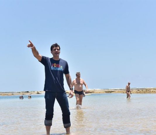 Praias de Porto de Galinhas estão aptas a receber os turistas, diz ministro após sobrevoo