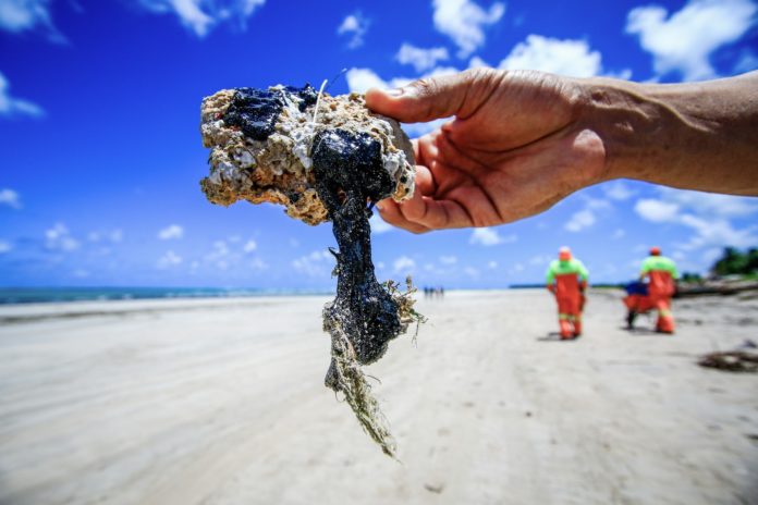 Por que muitas praias do Nordeste atingidas por petróleo não estão impróprias para banho