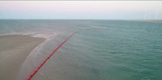 Ceará cria barreiras para evitar que o vazamento de óleo atinja praias e mangues