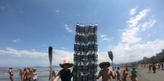 Caiaque construído com garrafas vira sensação nas praias do litoral de SP