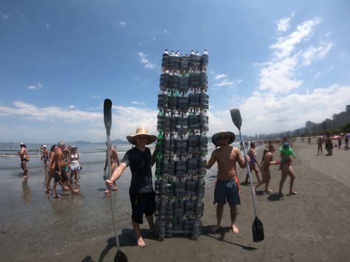 Caiaque construído com garrafas vira sensação nas praias do litoral de SP