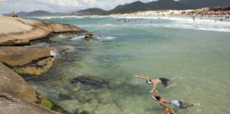 Férias na praia e álcool em gel na mala: saiba como o brasileiro vai viajar após a pandemia