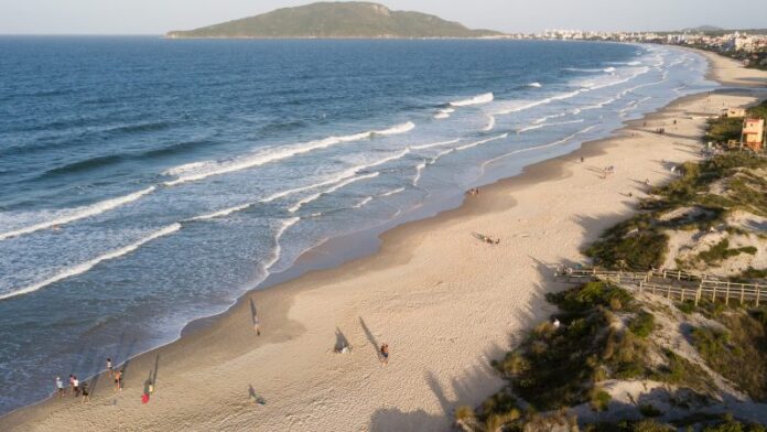 Engordamento de praias de Florianópolis: contrato para projetos é assinado